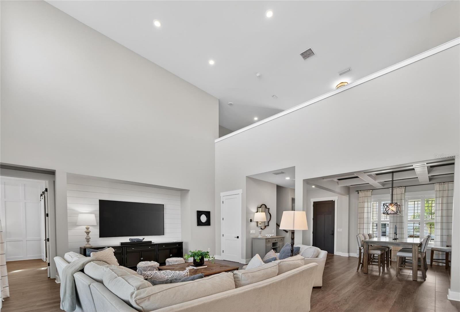 Listing photo id 14 for 613 Mirabay Boulevard