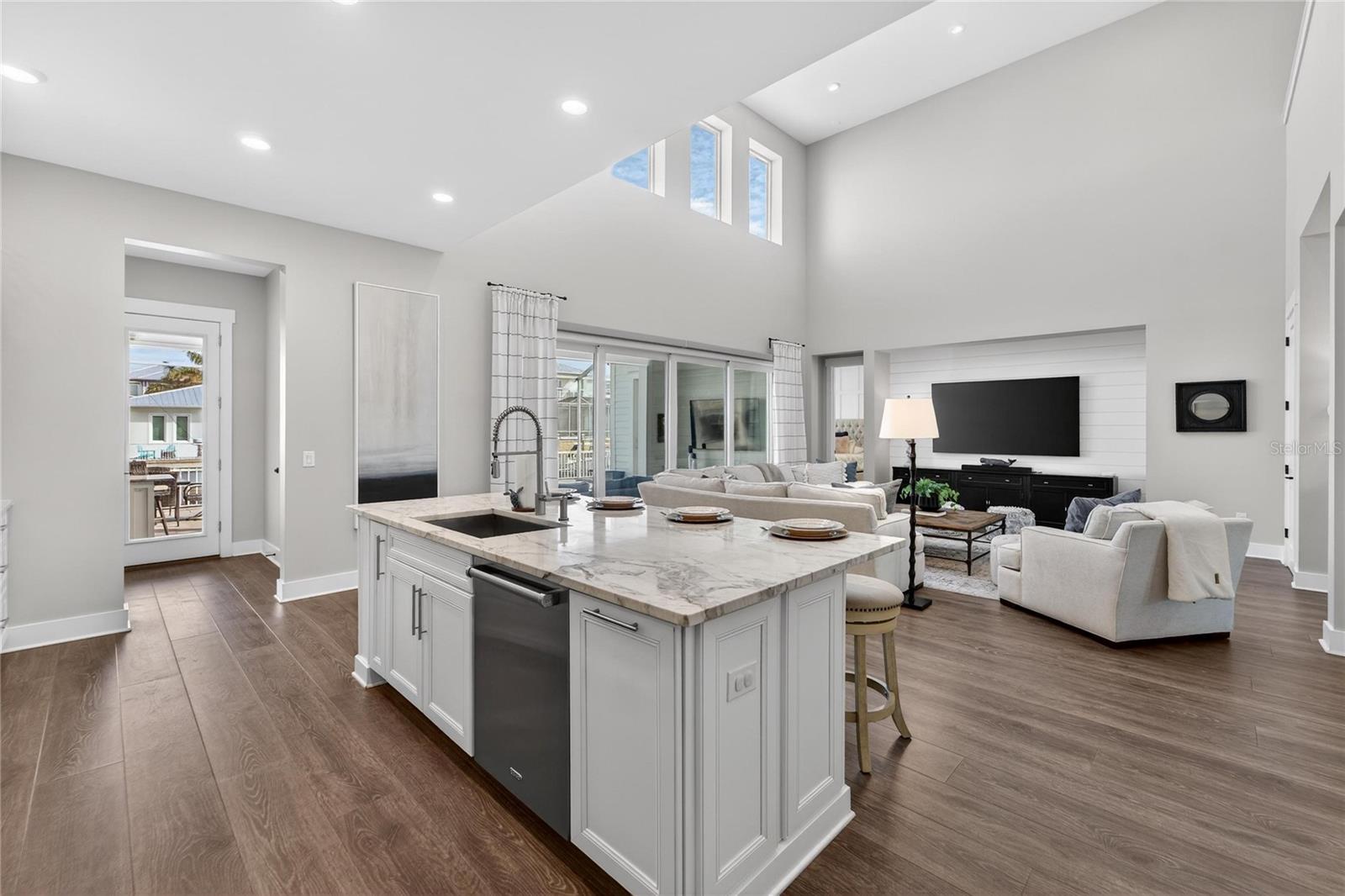 Listing photo id 18 for 613 Mirabay Boulevard