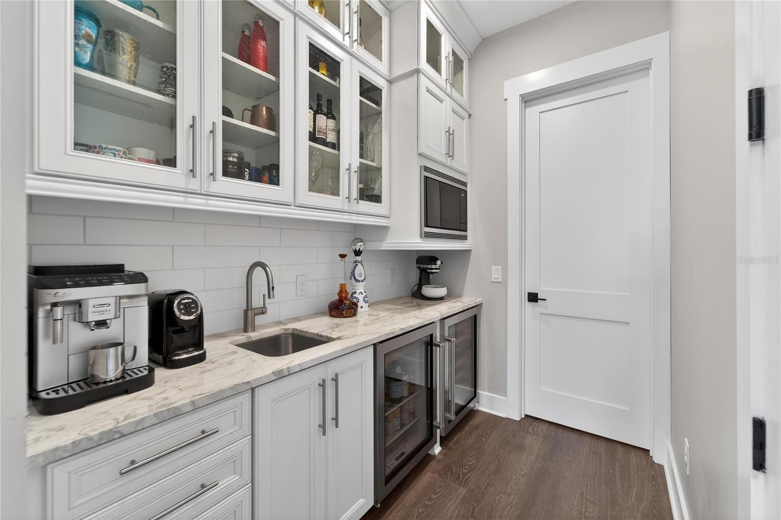 Listing photo id 22 for 613 Mirabay Boulevard