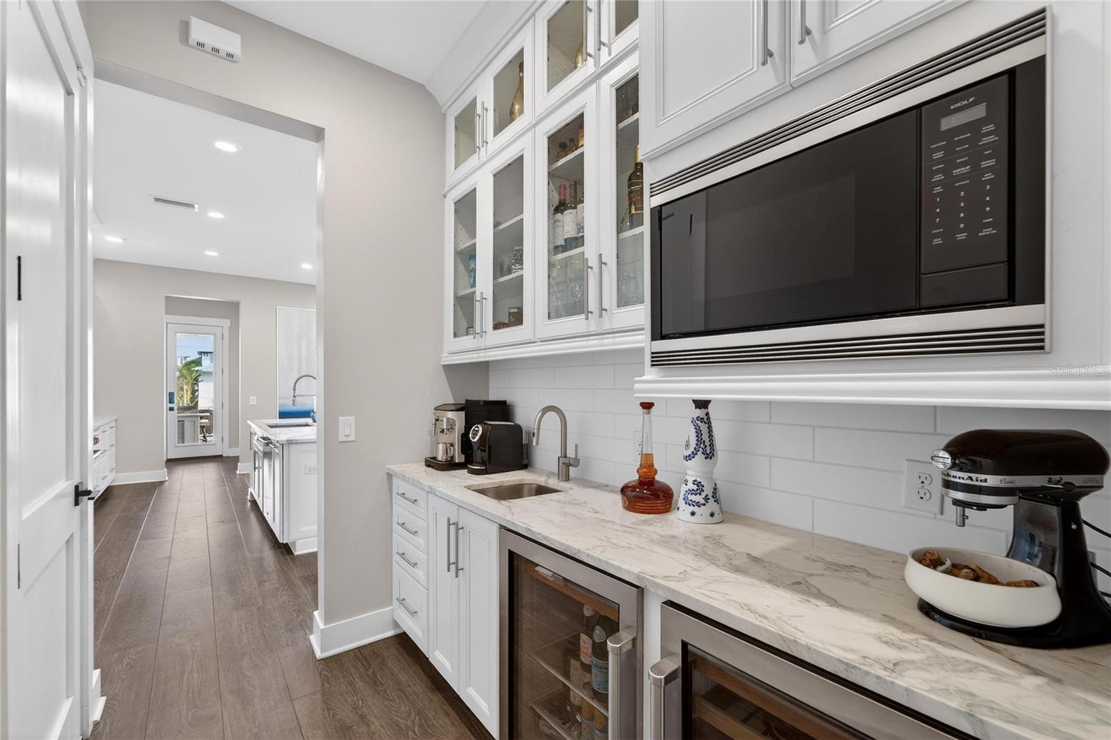 Listing photo id 23 for 613 Mirabay Boulevard