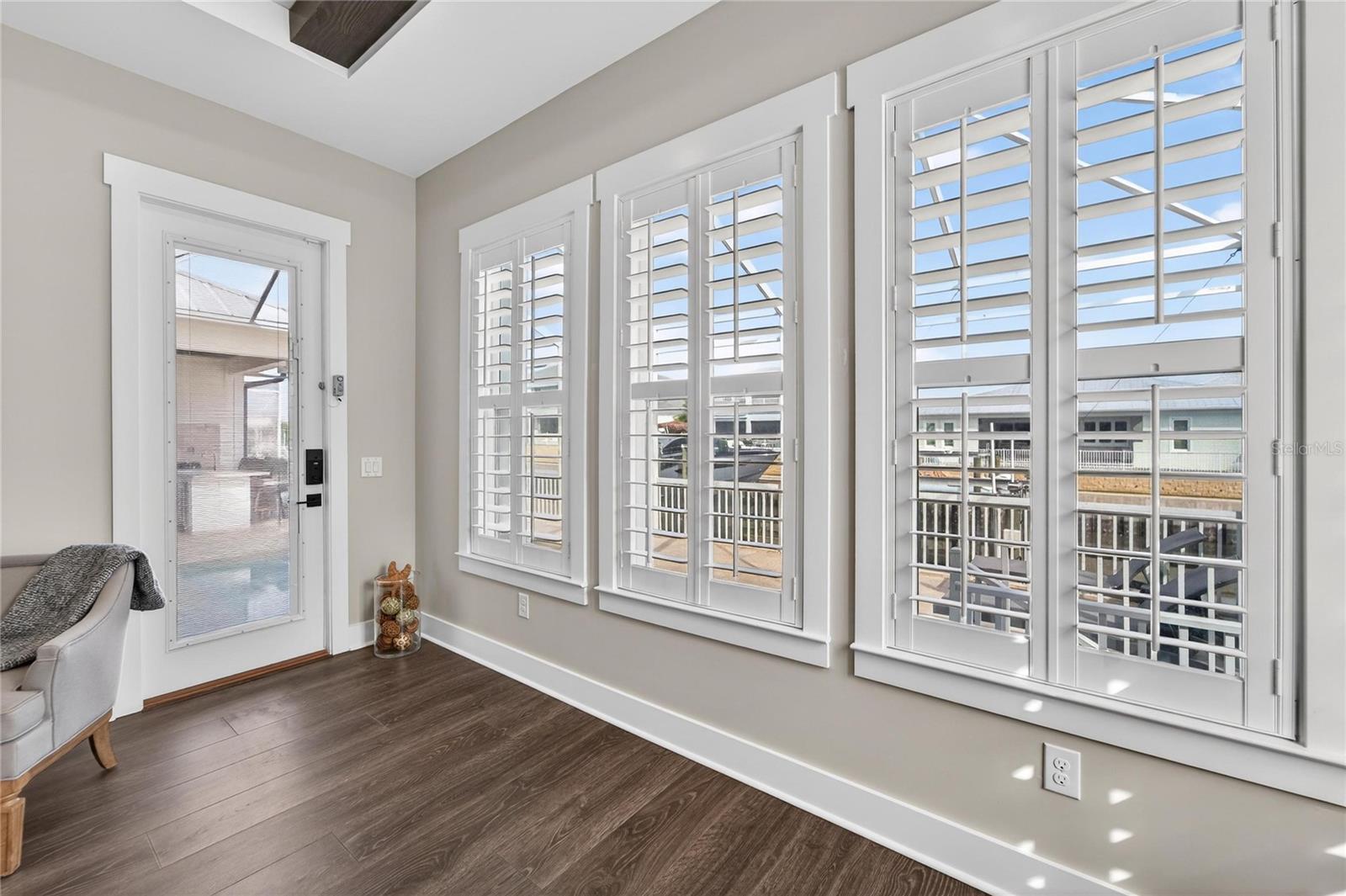 Listing photo id 29 for 613 Mirabay Boulevard