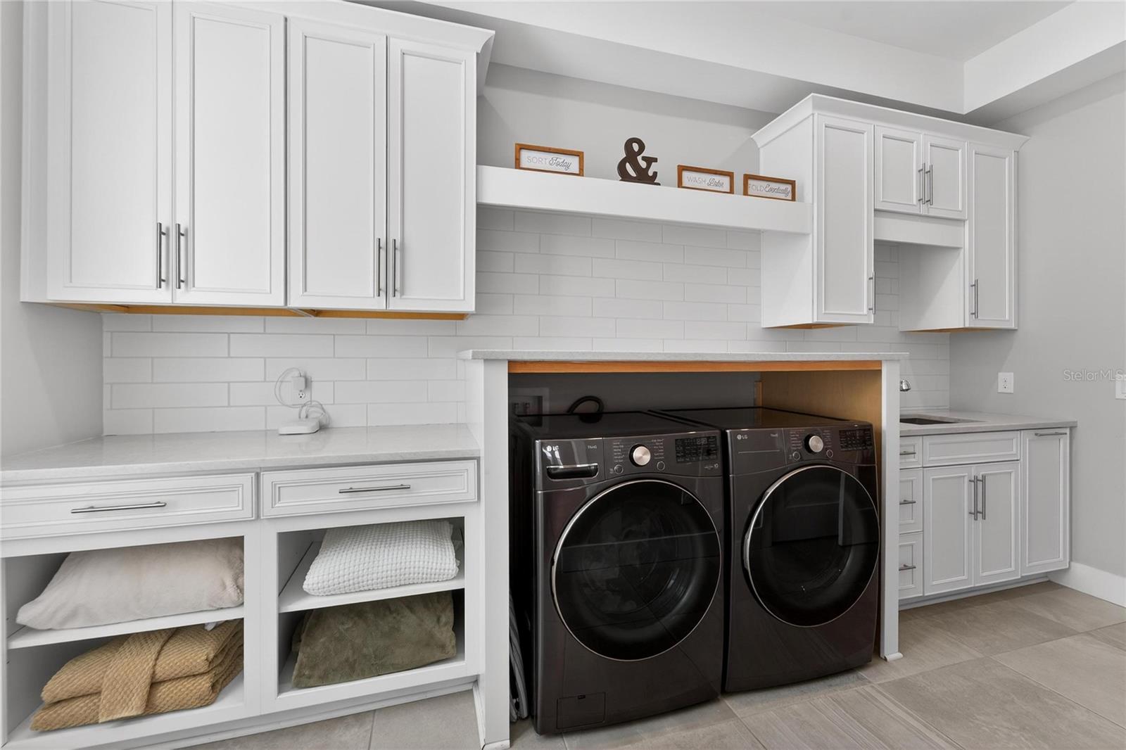 Listing photo id 38 for 613 Mirabay Boulevard