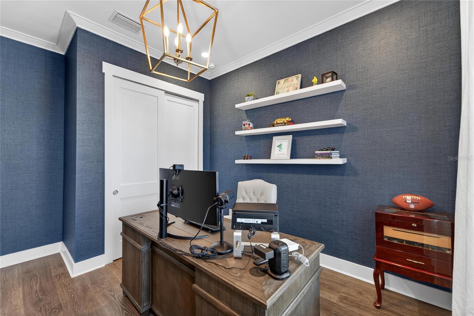 Listing photo id 41 for 613 Mirabay Boulevard