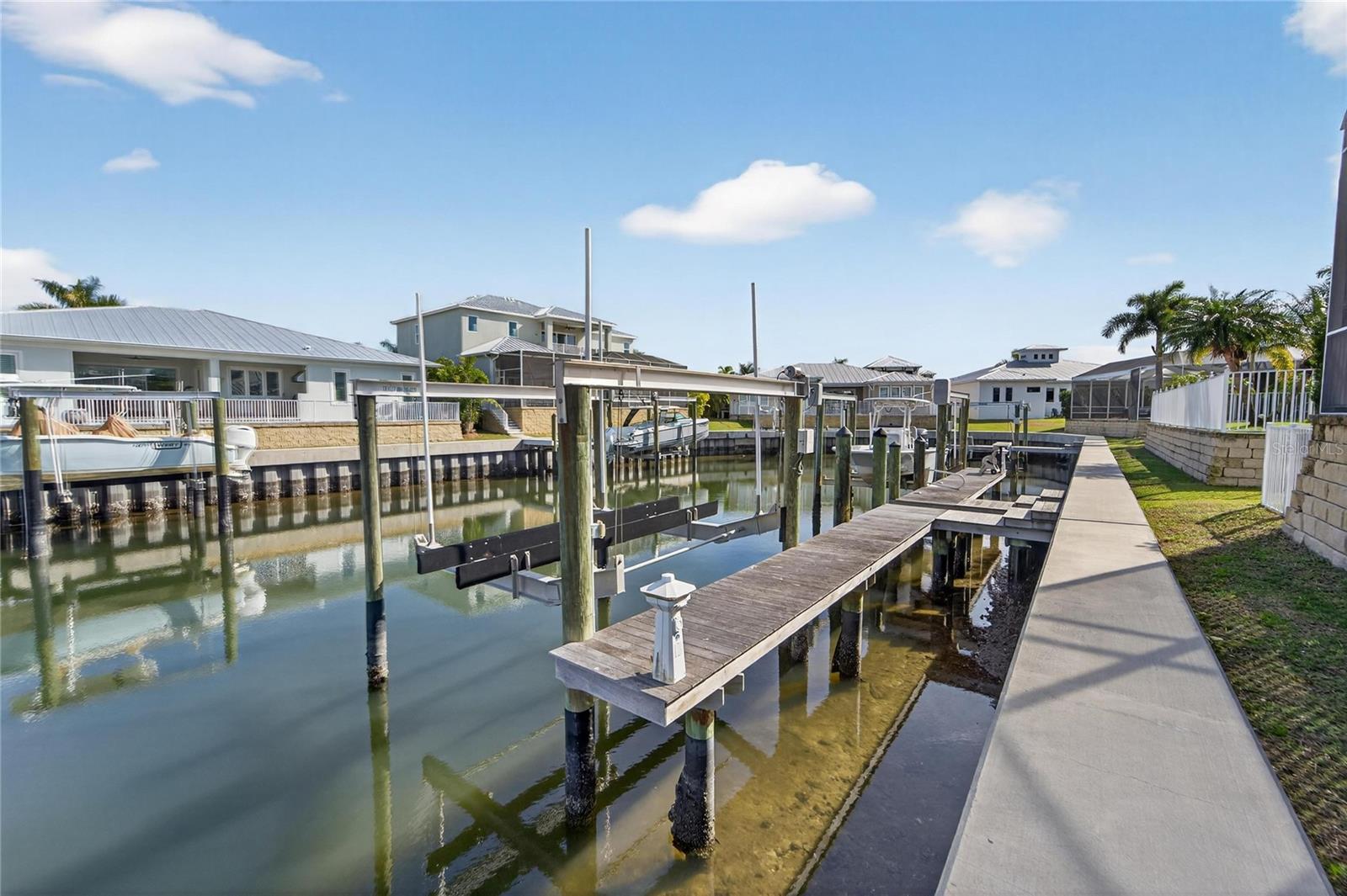 Listing photo id 3 for 613 Mirabay Boulevard