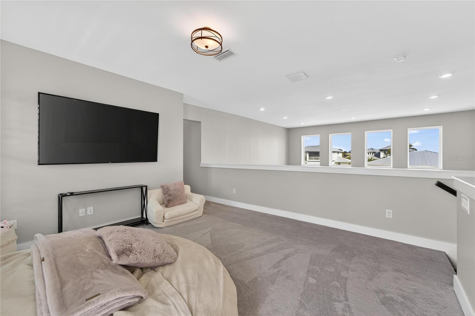 Listing photo id 48 for 613 Mirabay Boulevard