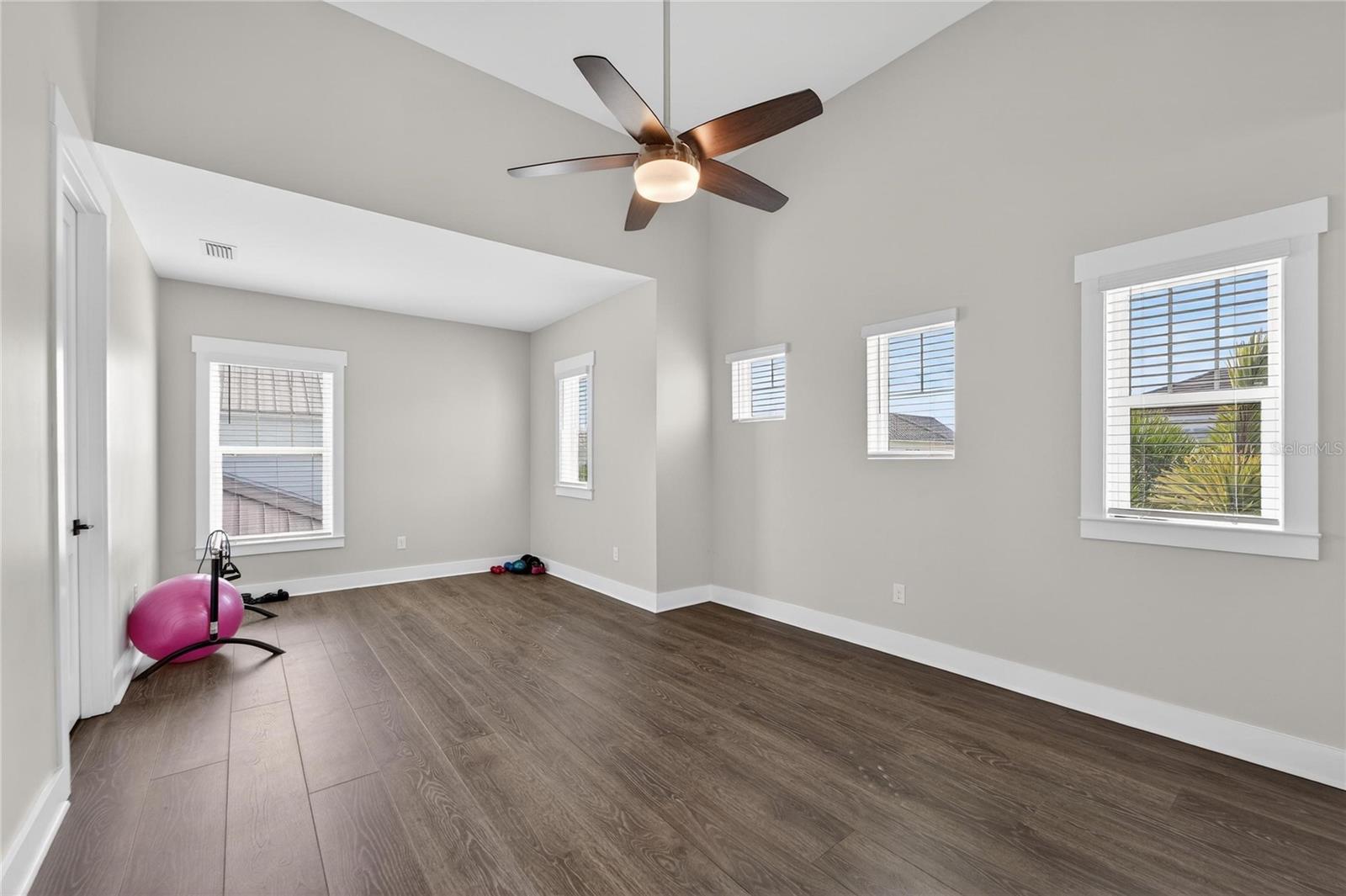 Listing photo id 51 for 613 Mirabay Boulevard