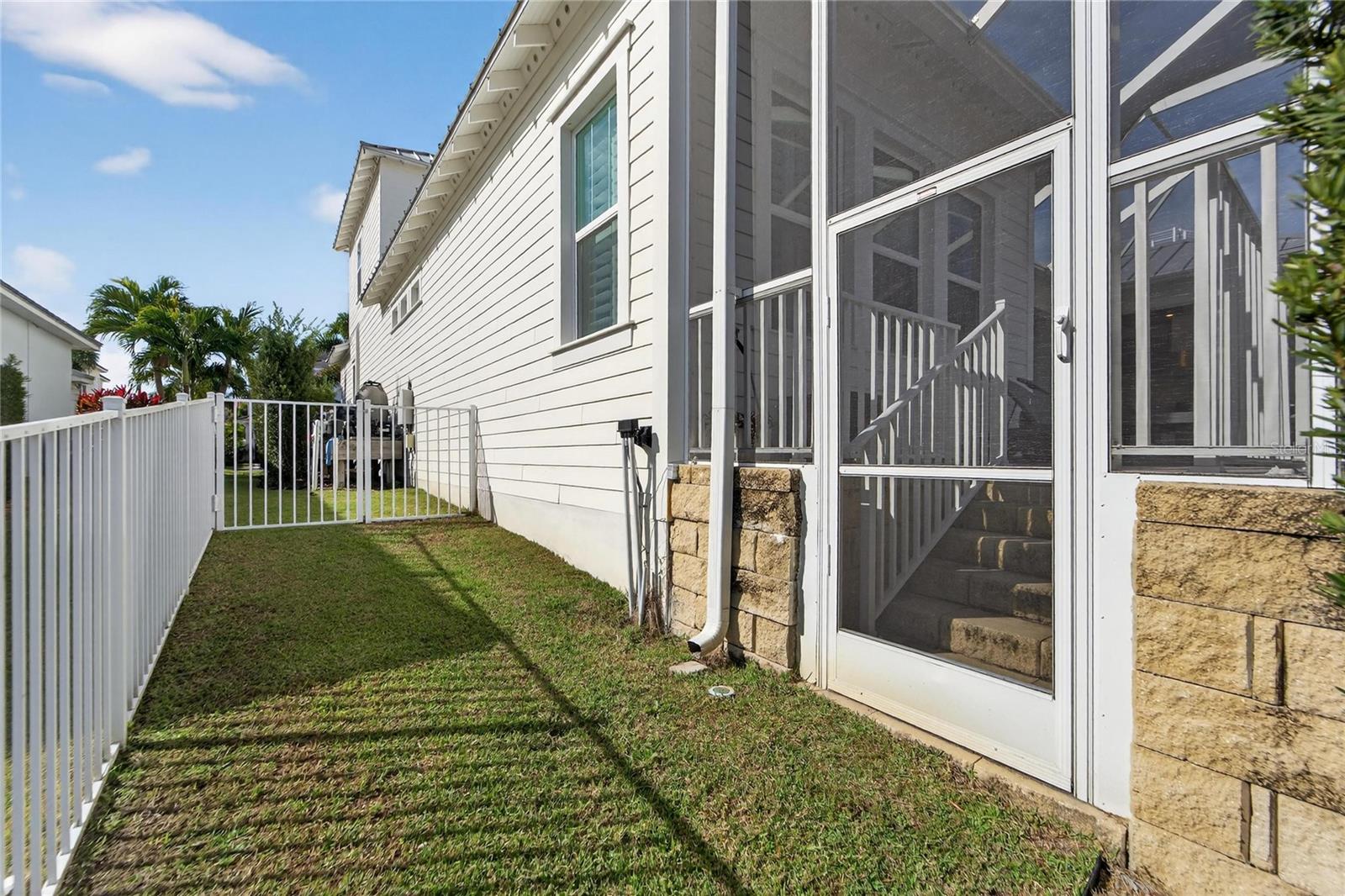 Listing photo id 81 for 613 Mirabay Boulevard