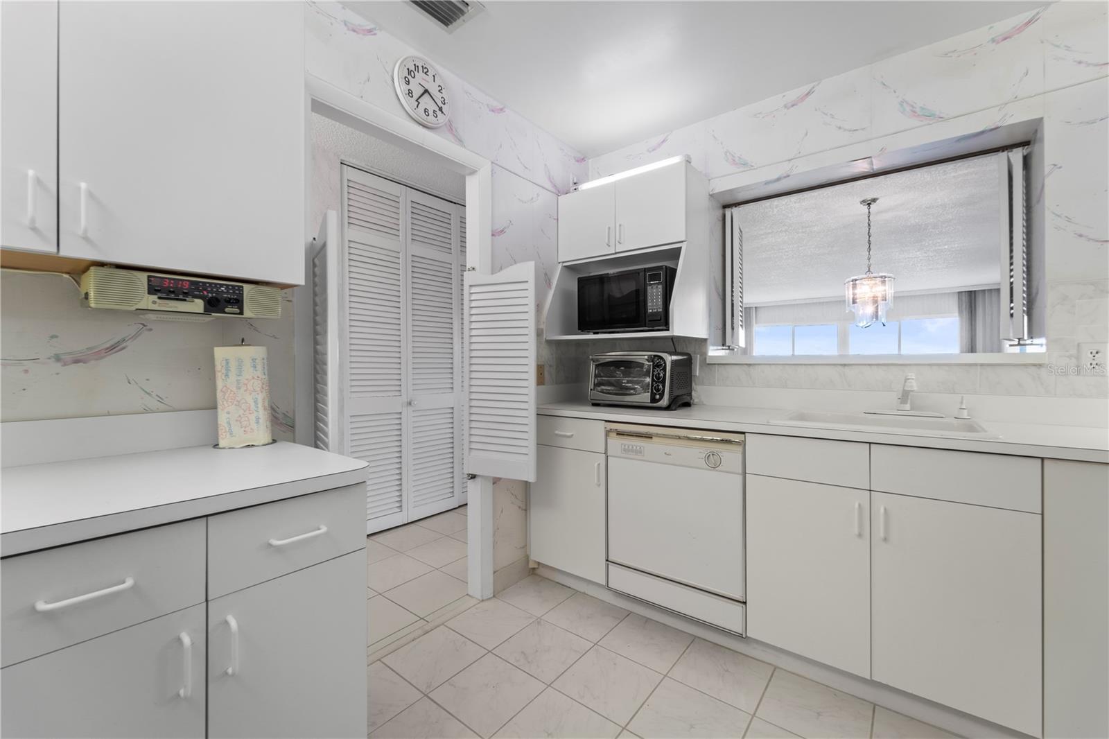 Image 16 of 52 For 100 Bluff View Drive 609a