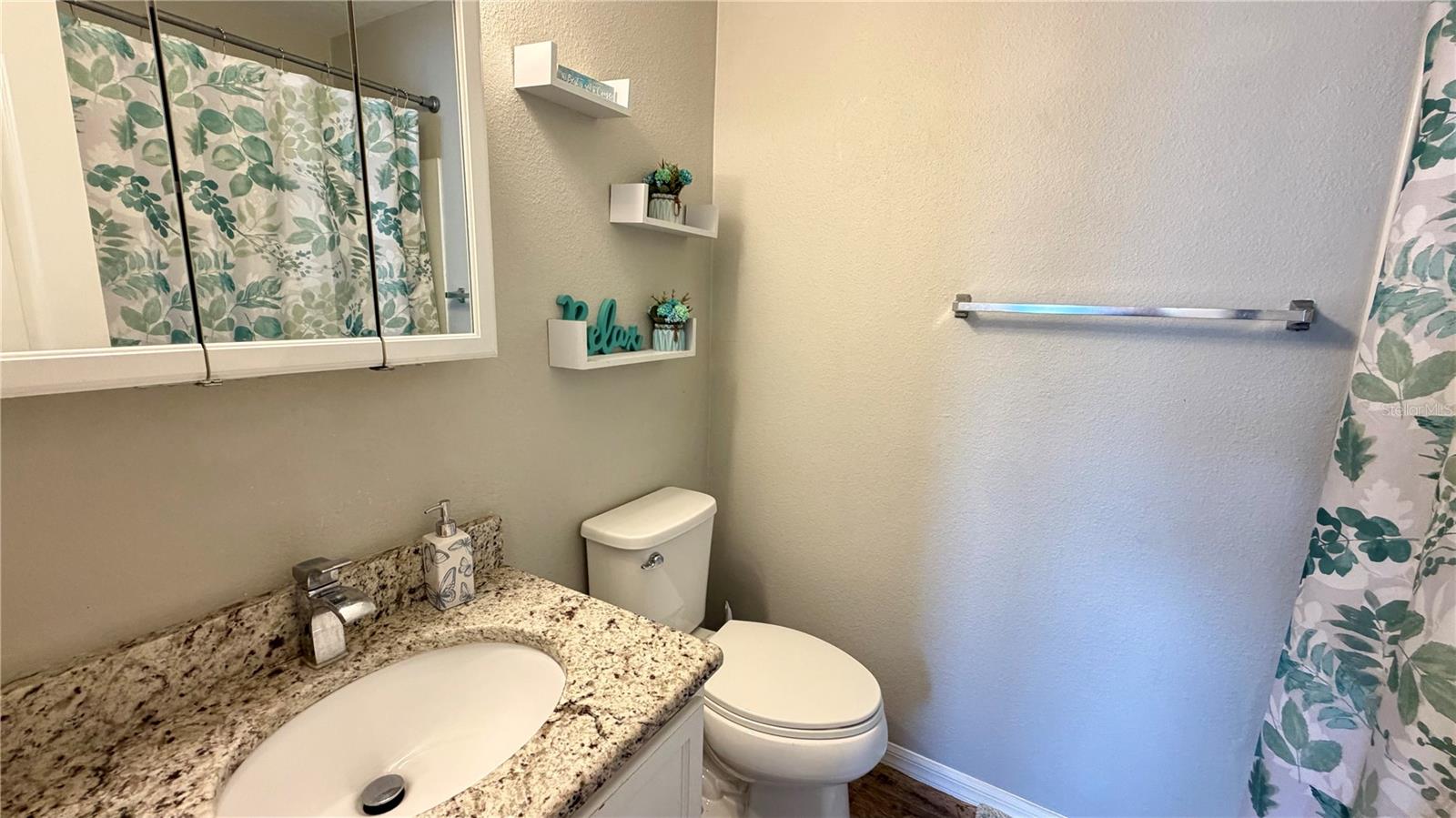 Image 18 of 43 For 6930 Hawthorne Trace Lane