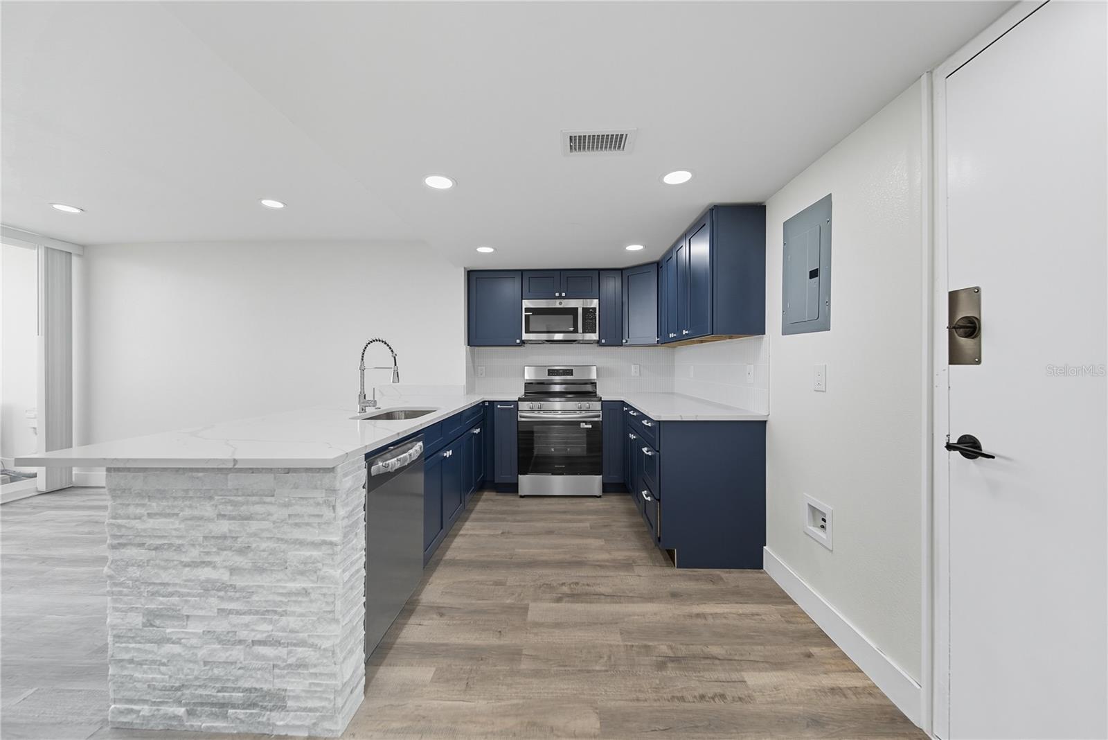 Image 19 of 31 For 4015 Bayshore Boulevard 7c