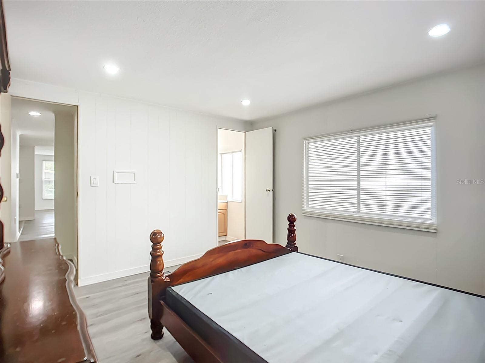 Listing photo id 10 for 131 Jason Dr