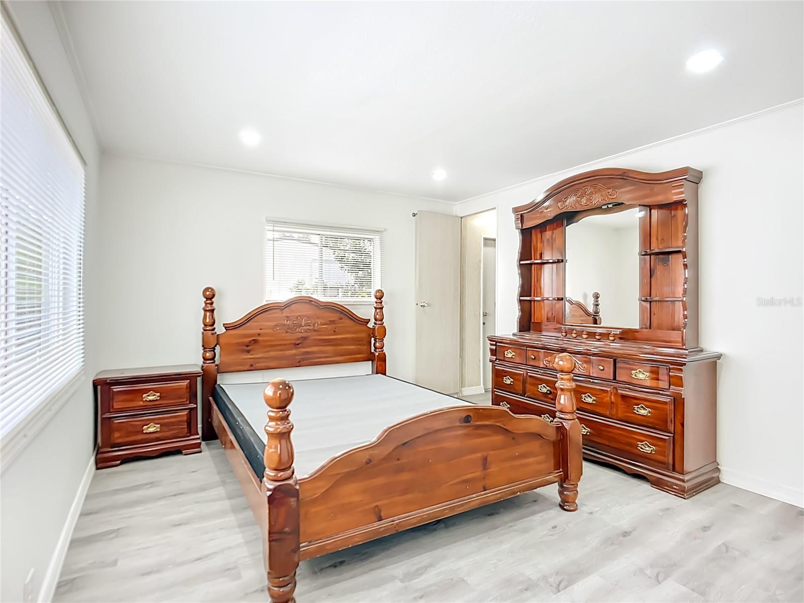 Listing photo id 11 for 131 Jason Dr