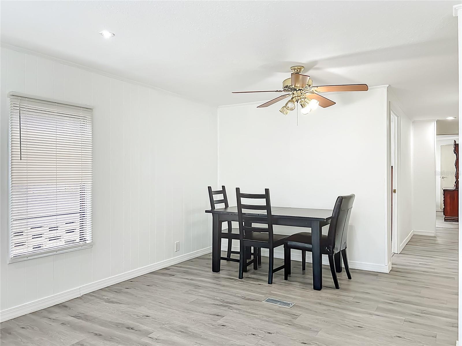 Listing photo id 14 for 131 Jason Dr