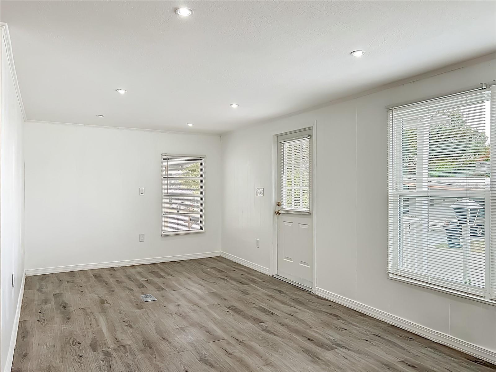 Listing photo id 17 for 131 Jason Dr