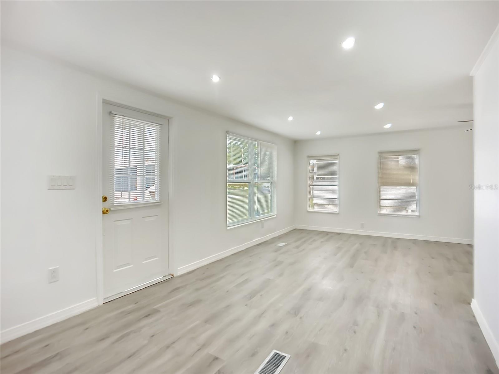 Listing photo id 18 for 131 Jason Dr