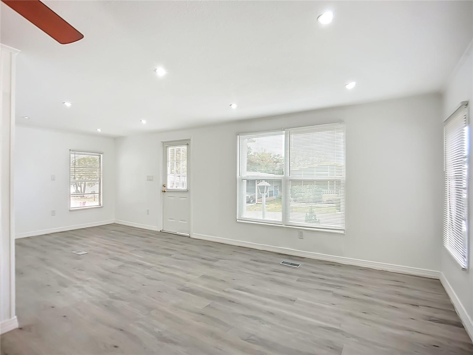 Listing photo id 19 for 131 Jason Dr