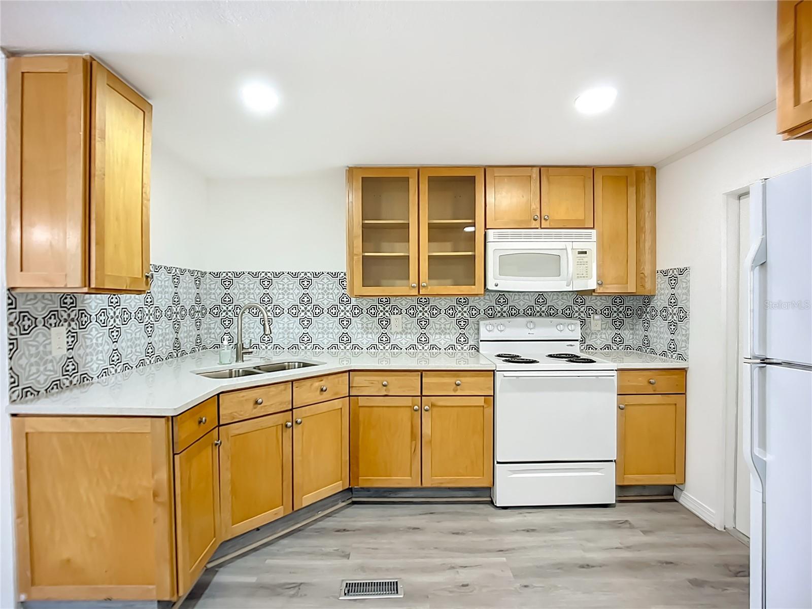 Listing photo id 1 for 131 Jason Dr