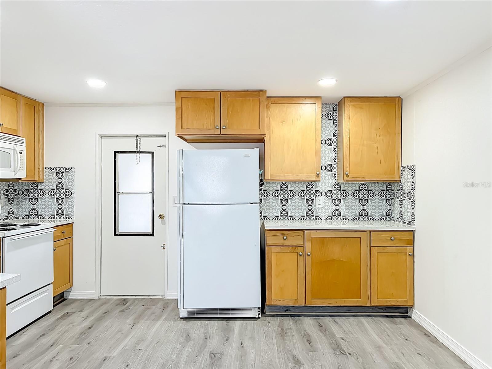 Listing photo id 3 for 131 Jason Dr