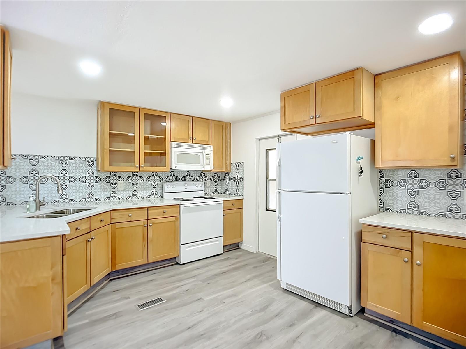 Listing photo id 4 for 131 Jason Dr