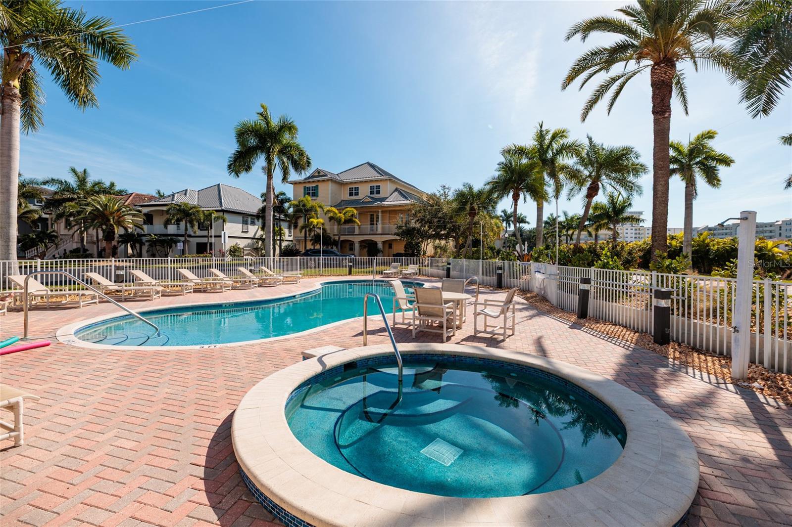 Image 43 of 66 For 102 Wimbledon Court