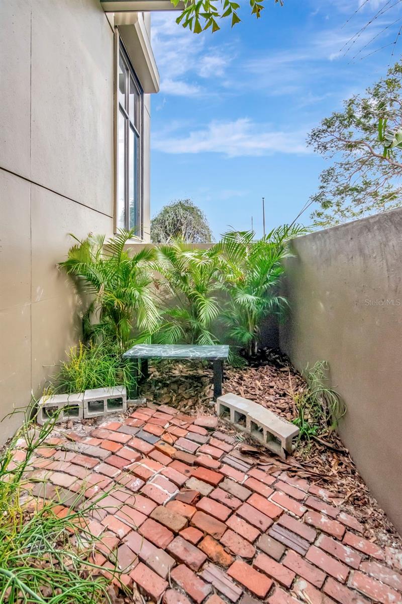 Image 10 of 87 For 825 Bayshore Boulevard 1-2