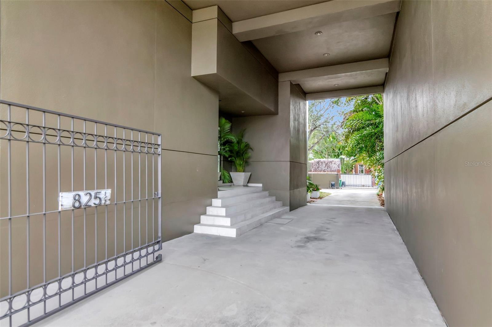 Image 4 of 87 For 825 Bayshore Boulevard 1-2