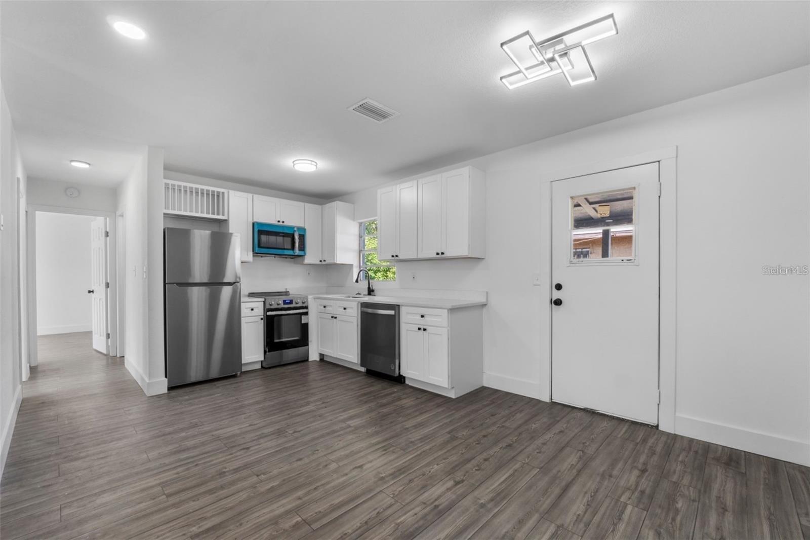 Image 6 of 25 For 541 Lime Street