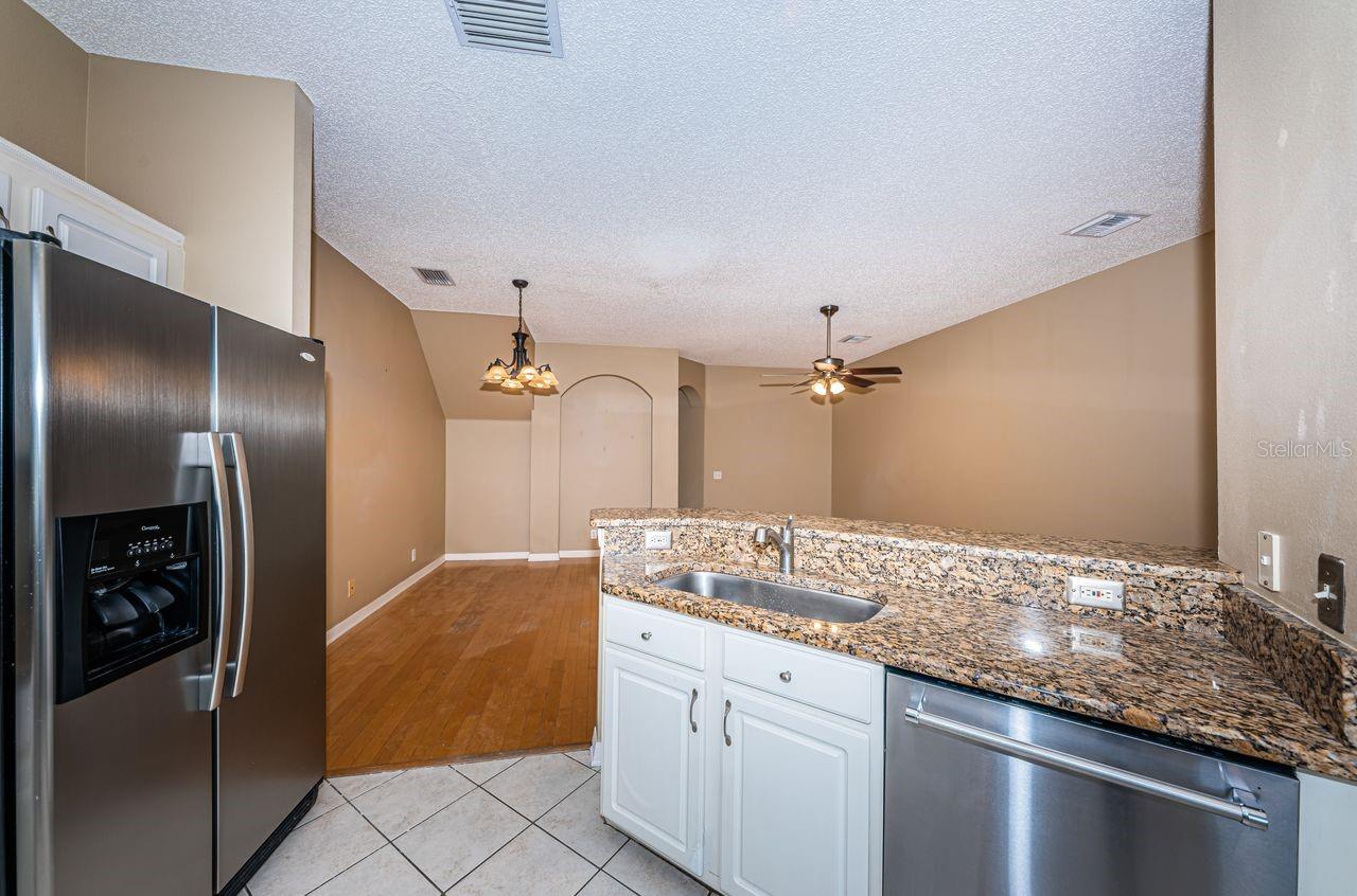 Image 14 of 41 For 605 Vallance Way Ne