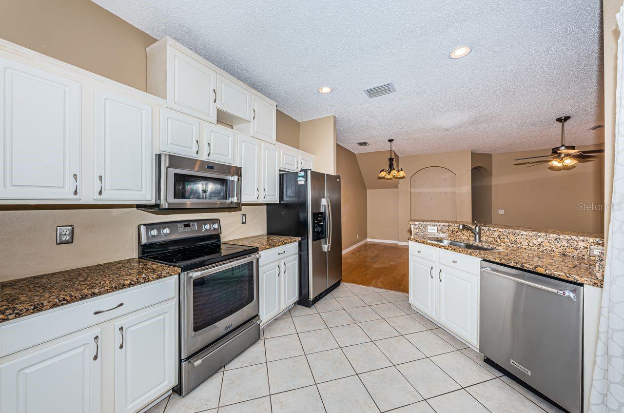 Image 16 of 41 For 605 Vallance Way Ne