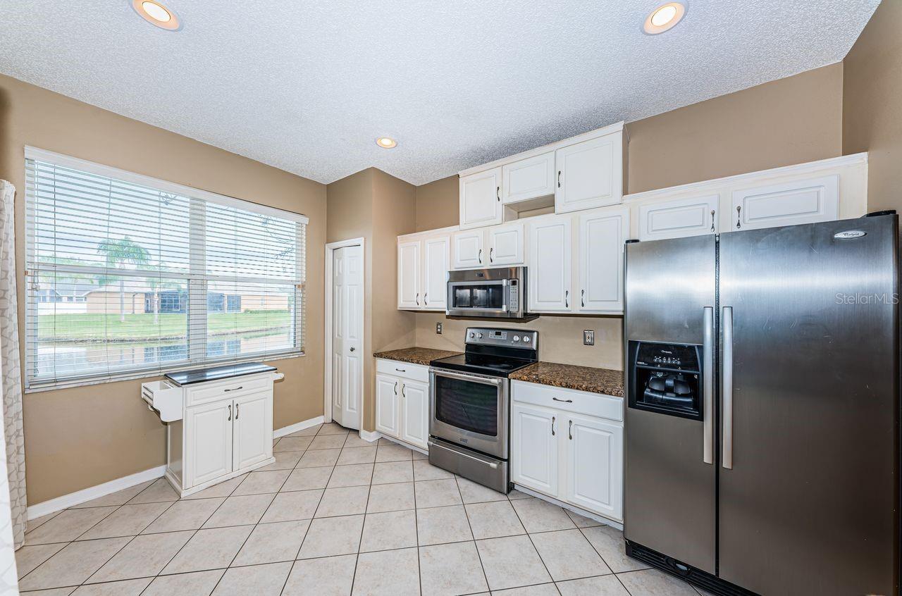 Image 17 of 41 For 605 Vallance Way Ne