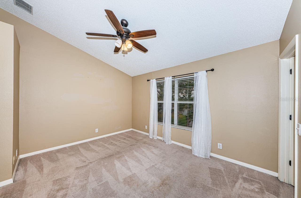 Image 23 of 41 For 605 Vallance Way Ne