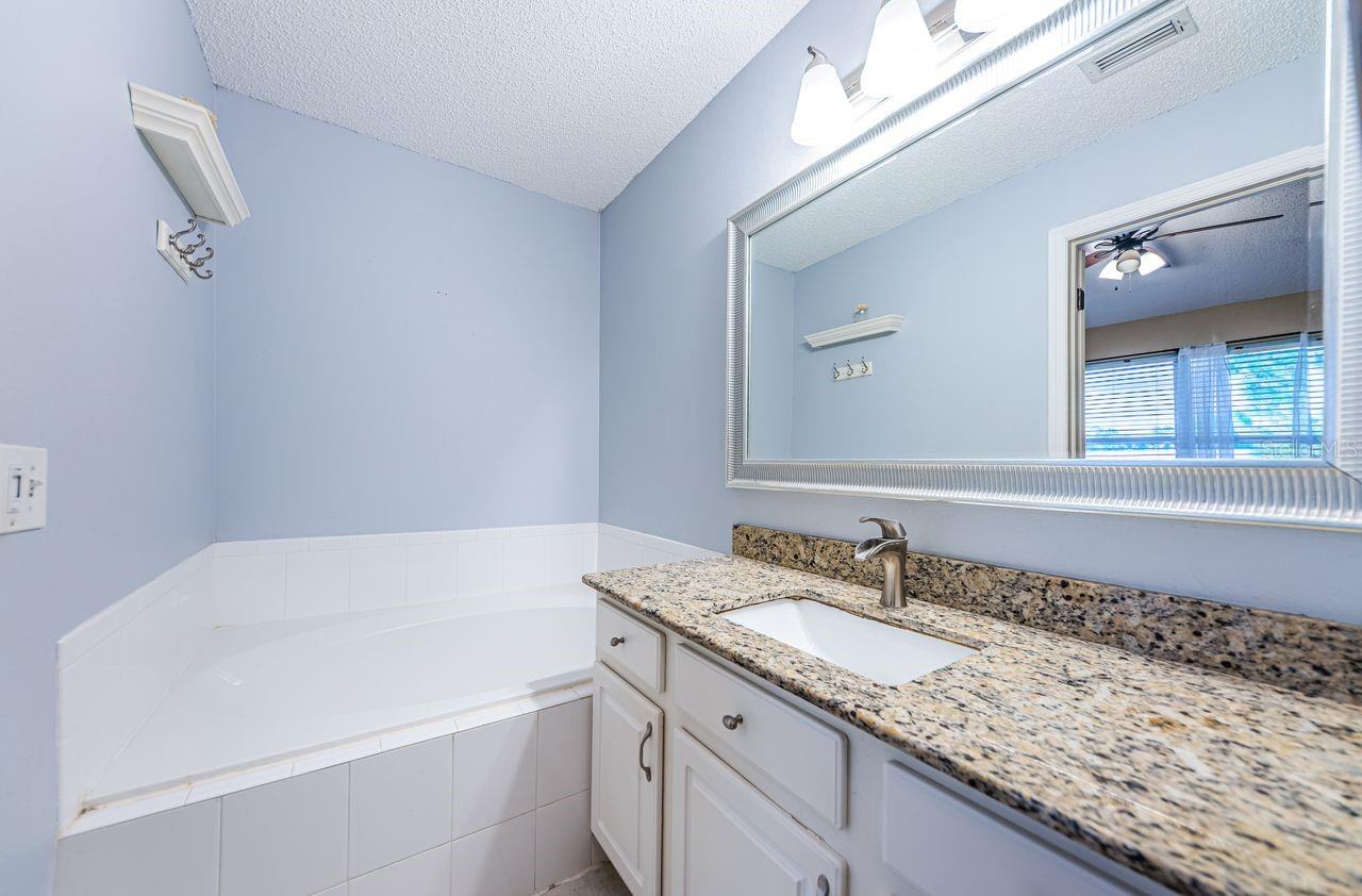 Image 25 of 41 For 605 Vallance Way Ne