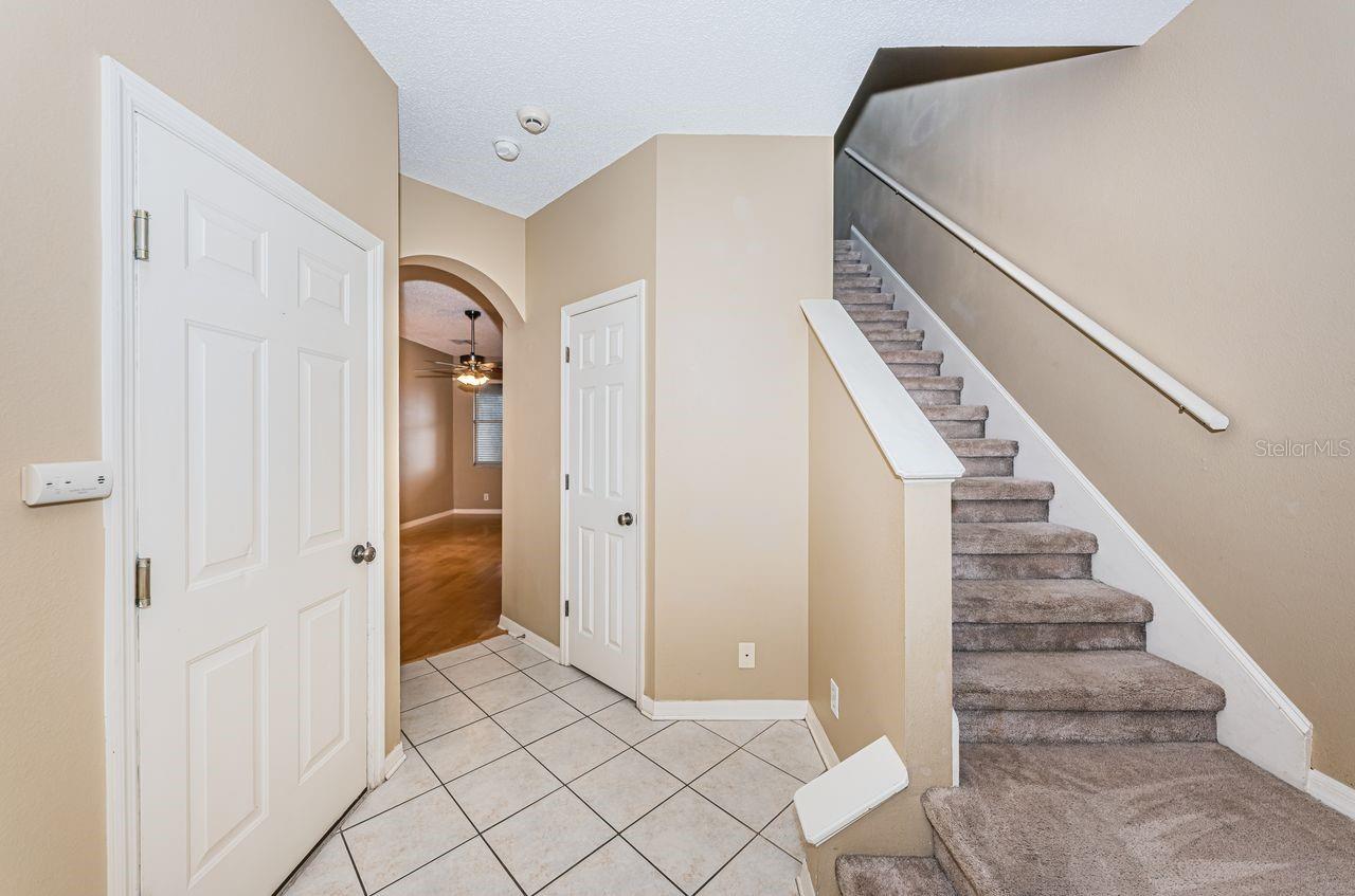 Image 3 of 41 For 605 Vallance Way Ne