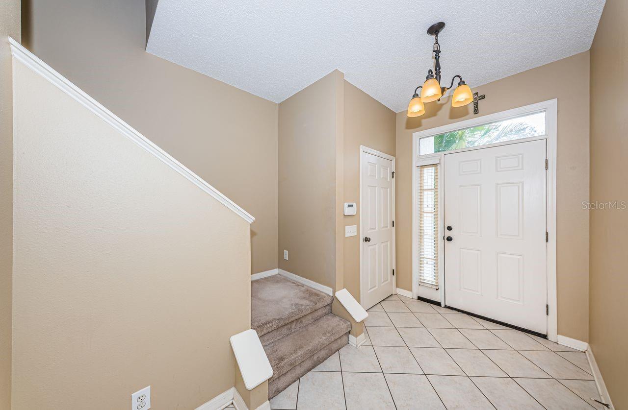 Image 4 of 41 For 605 Vallance Way Ne