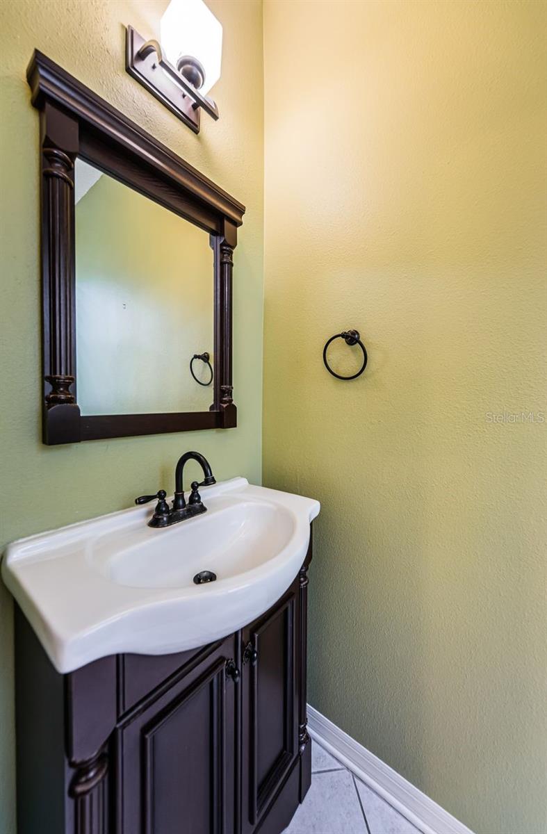 Image 5 of 41 For 605 Vallance Way Ne