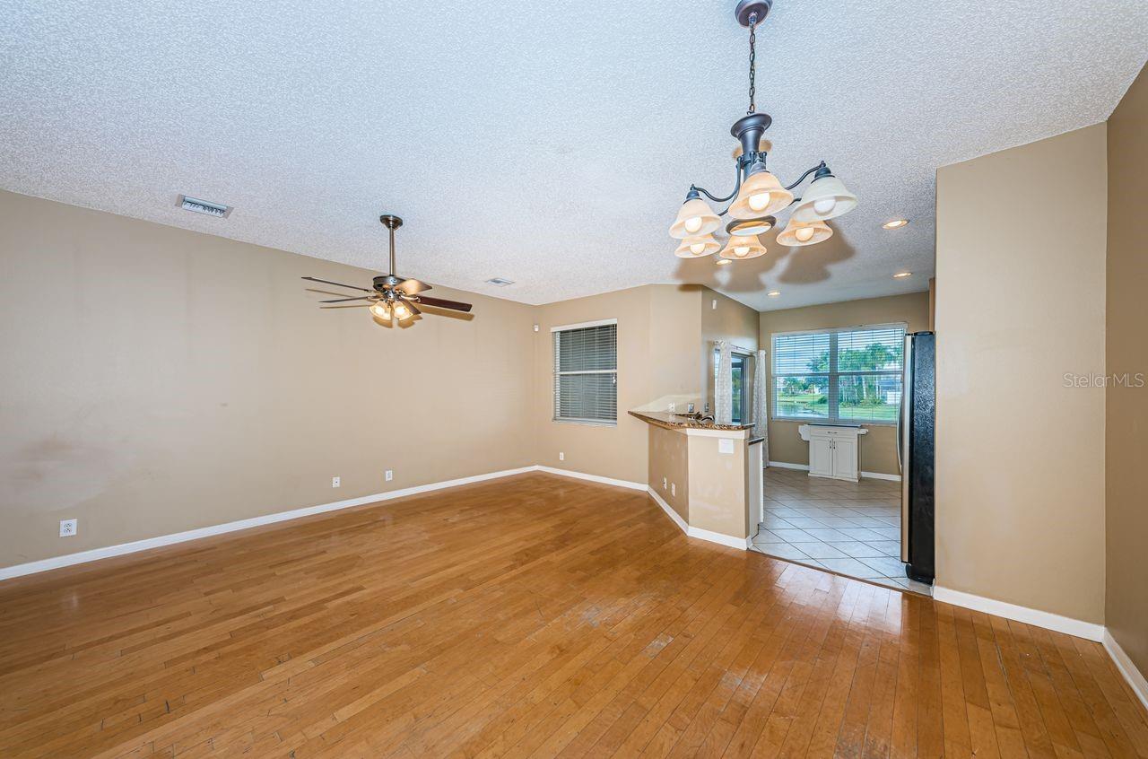 Image 7 of 41 For 605 Vallance Way Ne