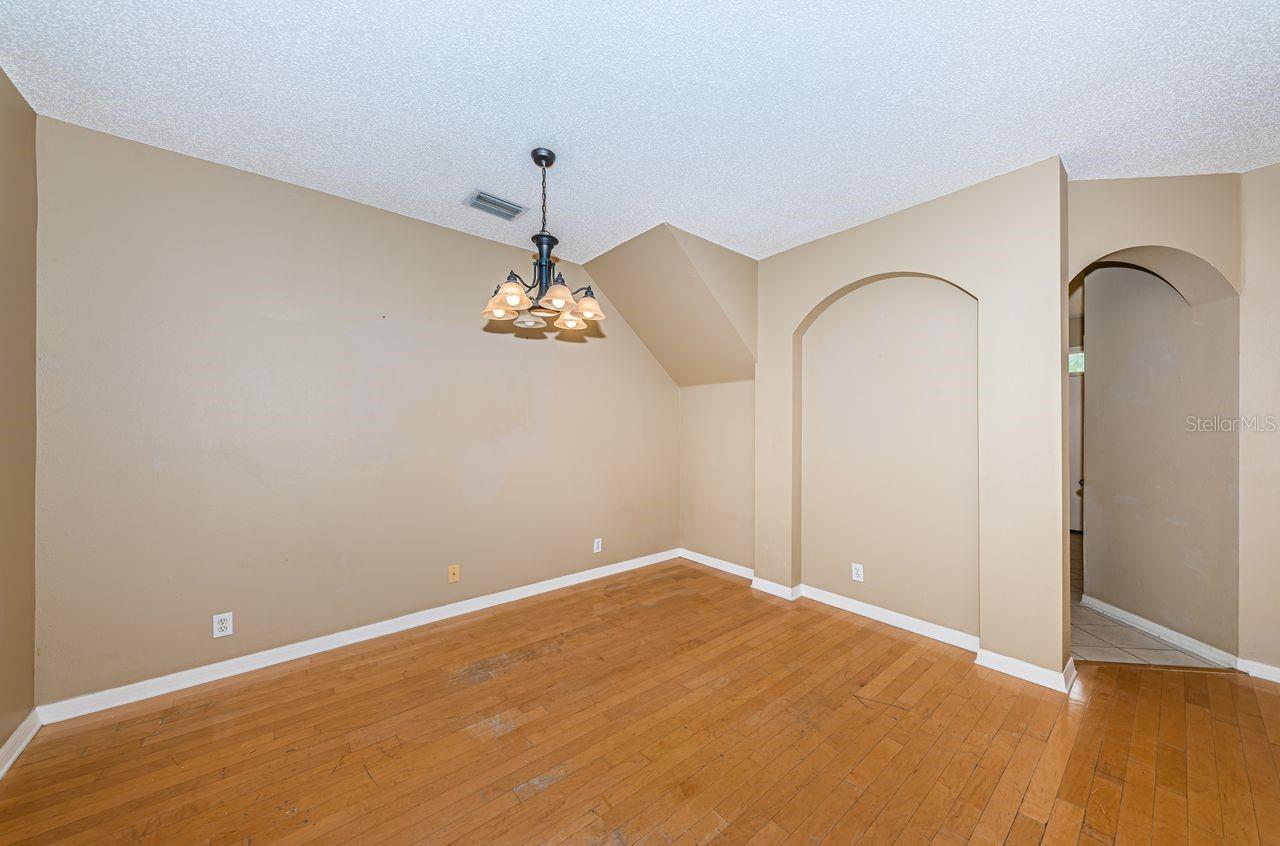 Image 9 of 41 For 605 Vallance Way Ne