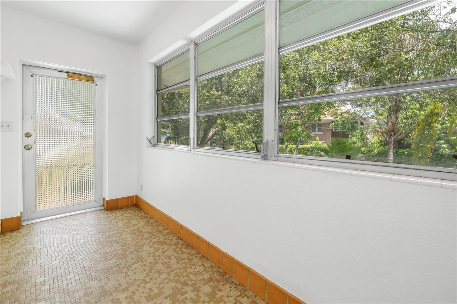 Image 3 of 14 For 356 1-2 14th Avenue Ne