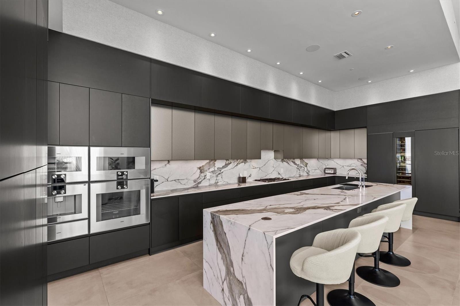 Listing photo id 8 for 1020 Sunset Point Road 703