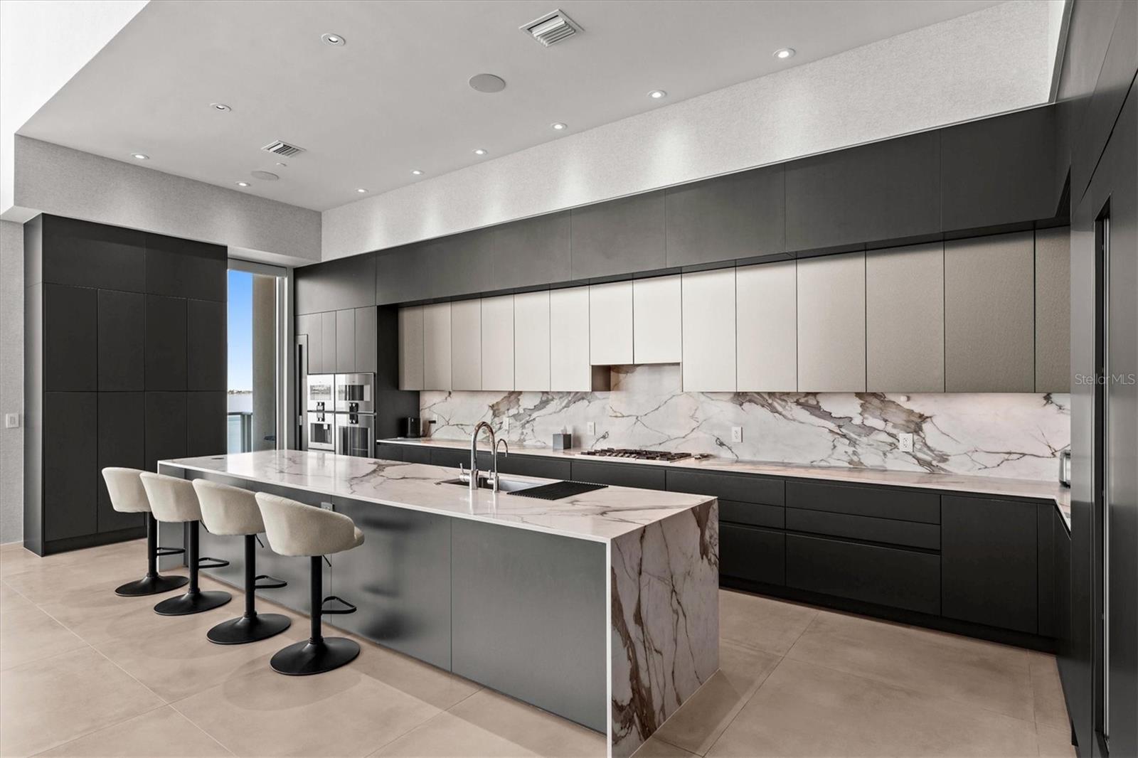 Listing photo id 9 for 1020 Sunset Point Road 703