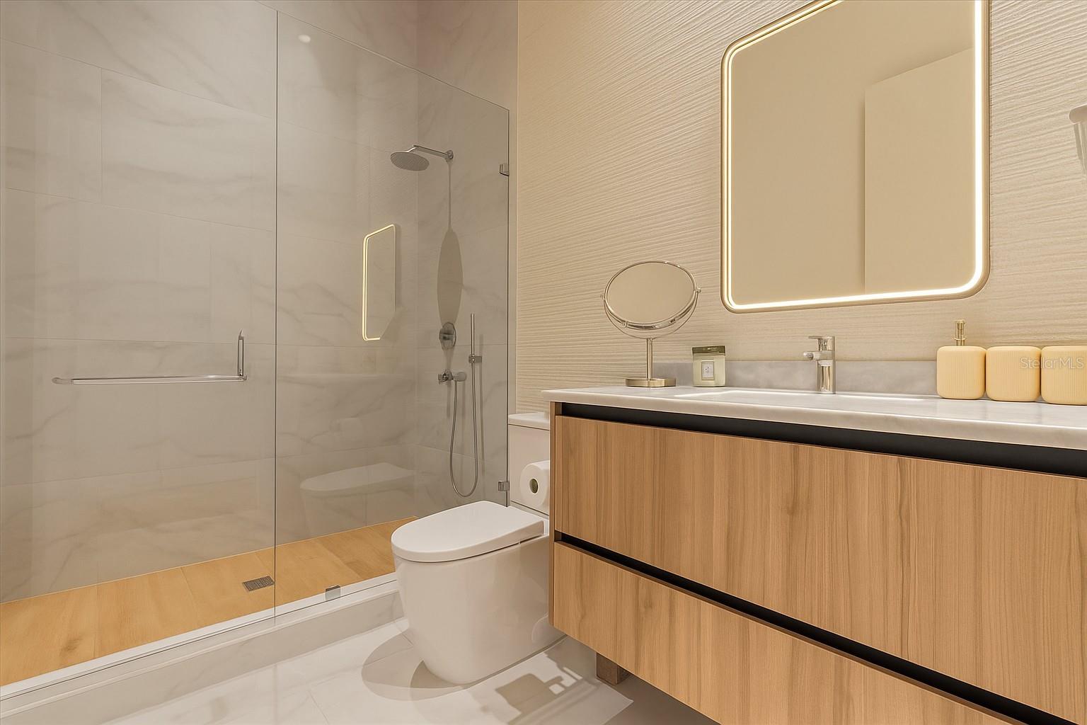 Listing photo id 12 for 1020 Sunset Point Road 703