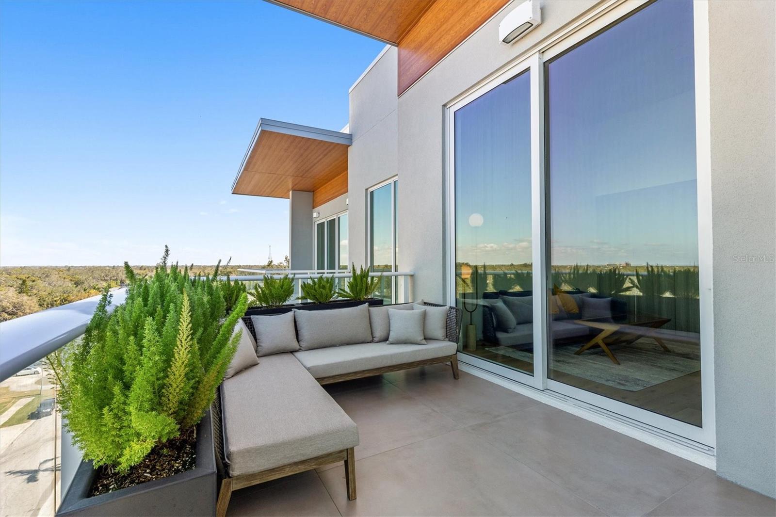 Listing photo id 20 for 1020 Sunset Point Road 703