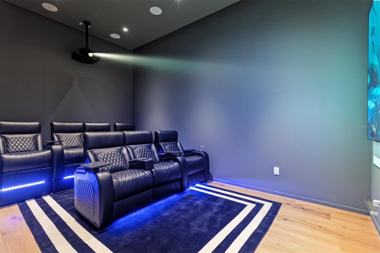 Listing photo id 22 for 1020 Sunset Point Road 703