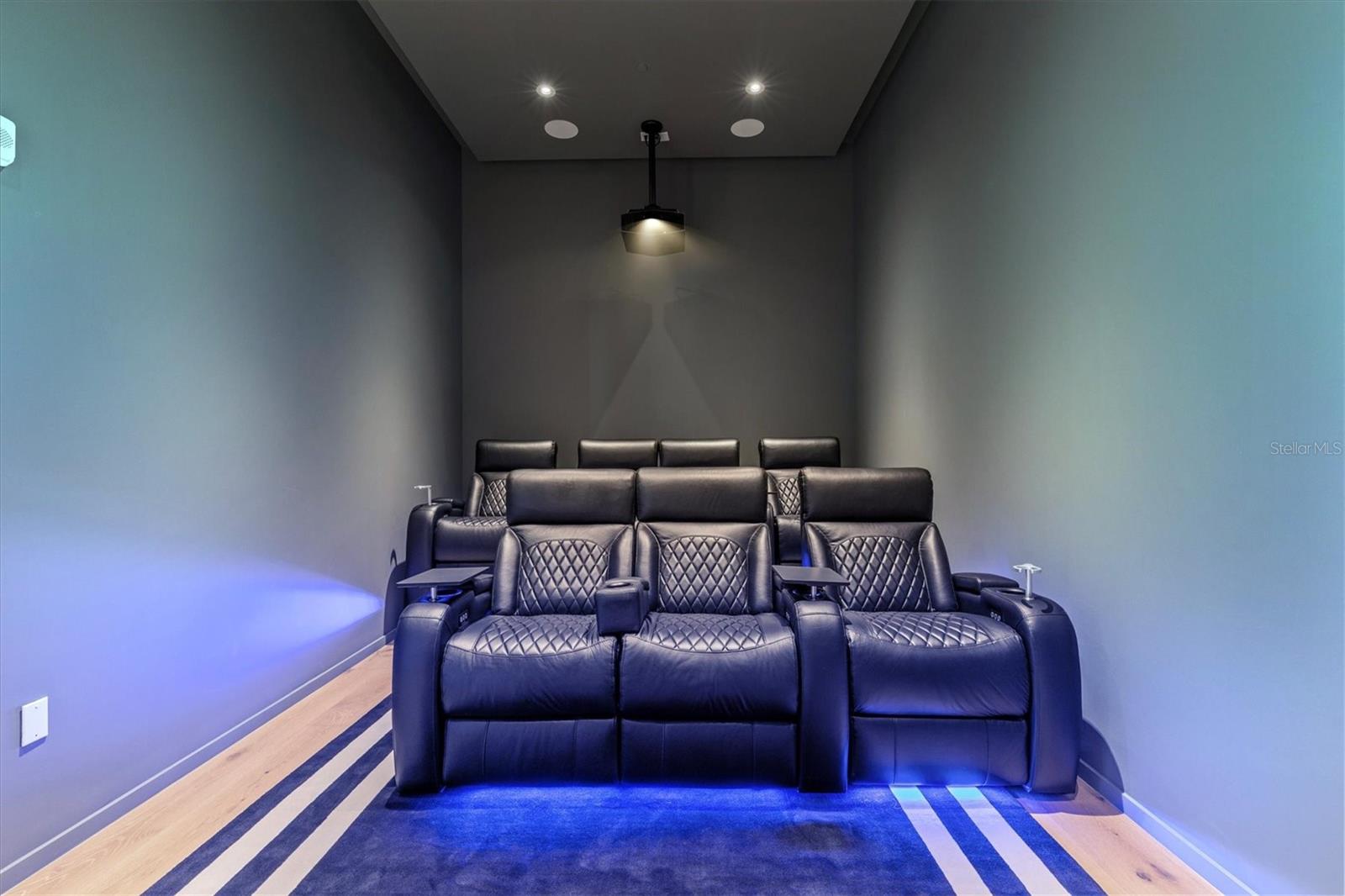 Listing photo id 23 for 1020 Sunset Point Road 703