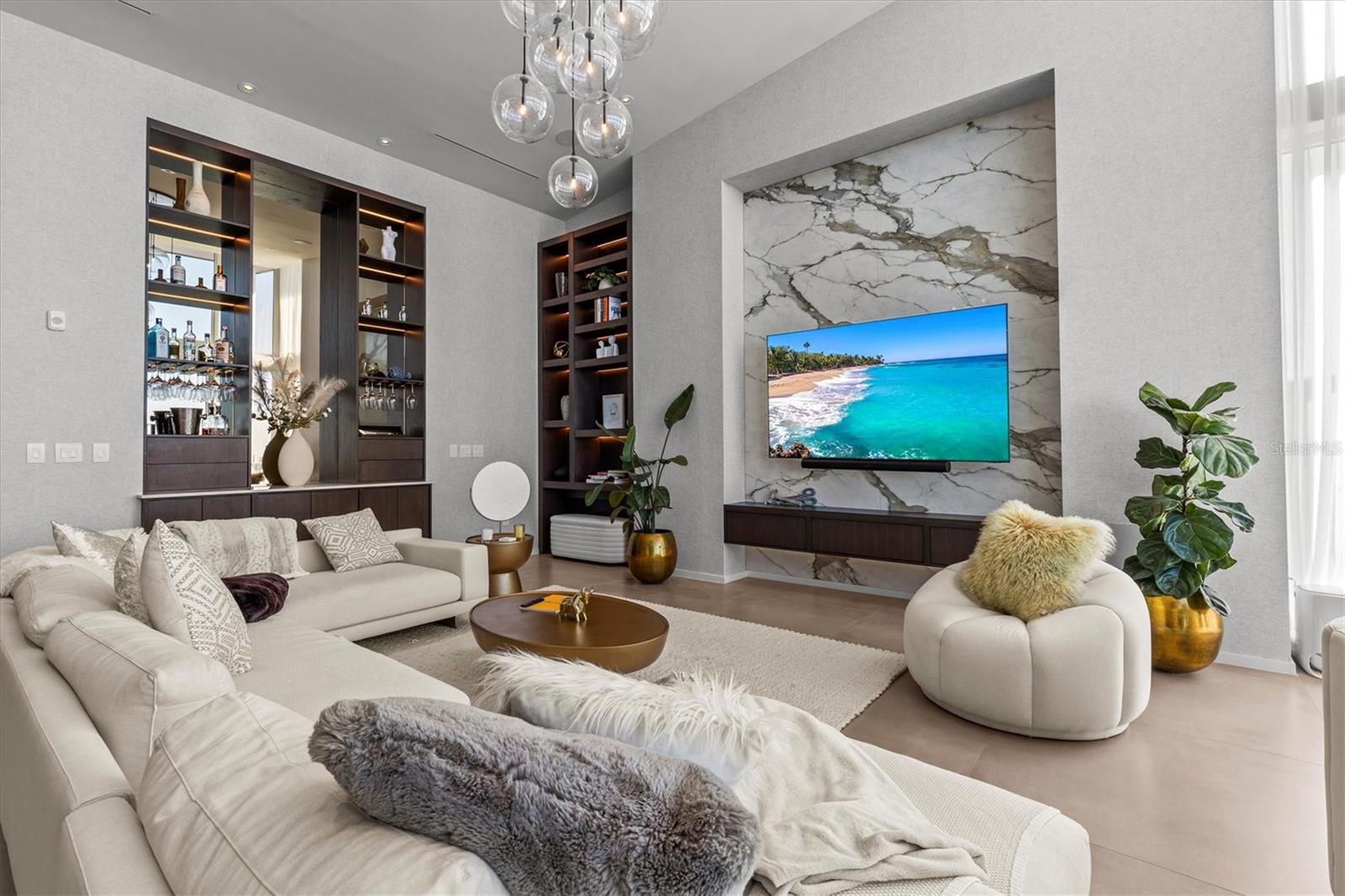 Listing photo id 2 for 1020 Sunset Point Road 703