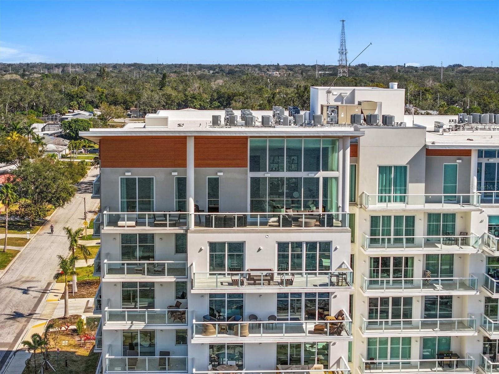 Listing photo id 46 for 1020 Sunset Point Road 703