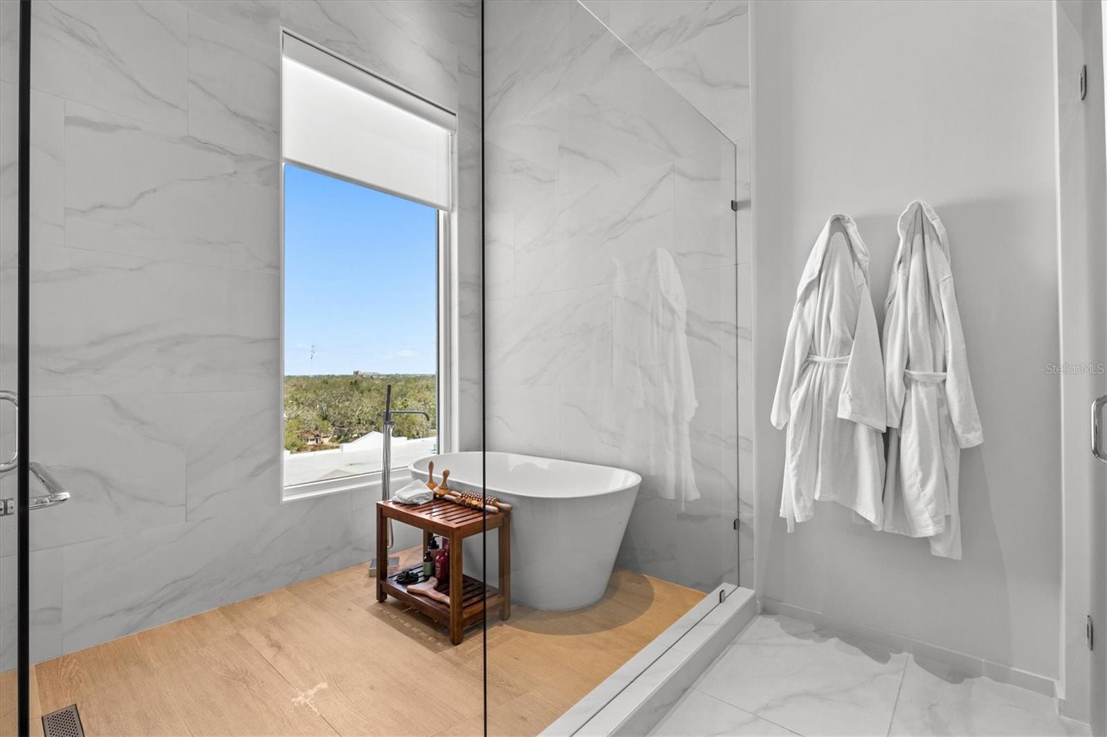 Listing photo id 6 for 1020 Sunset Point Road 703