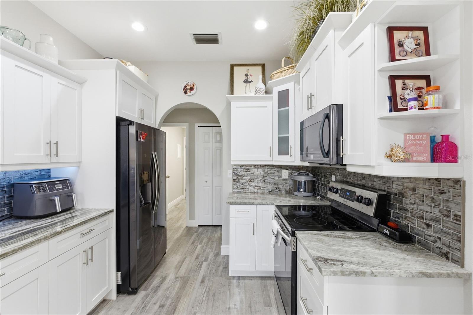 Image 19 of 48 For 391 Wood Bridge Avenue