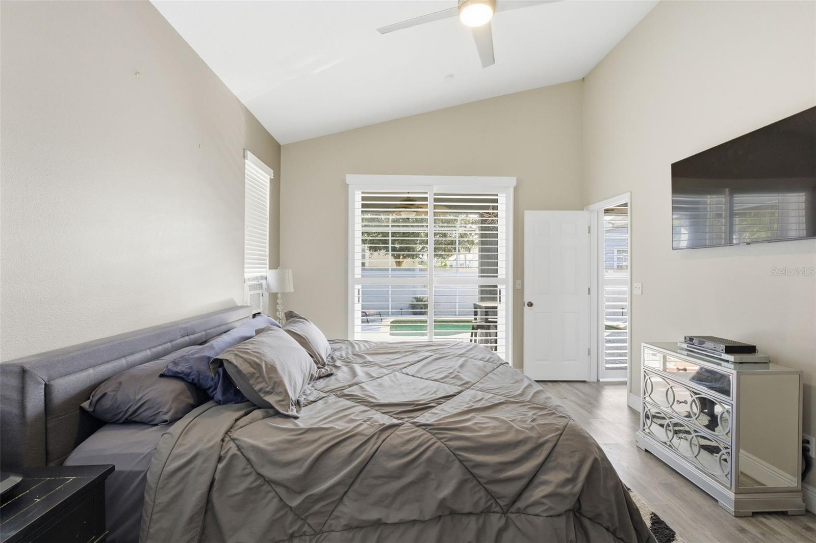 Image 26 of 48 For 391 Wood Bridge Avenue