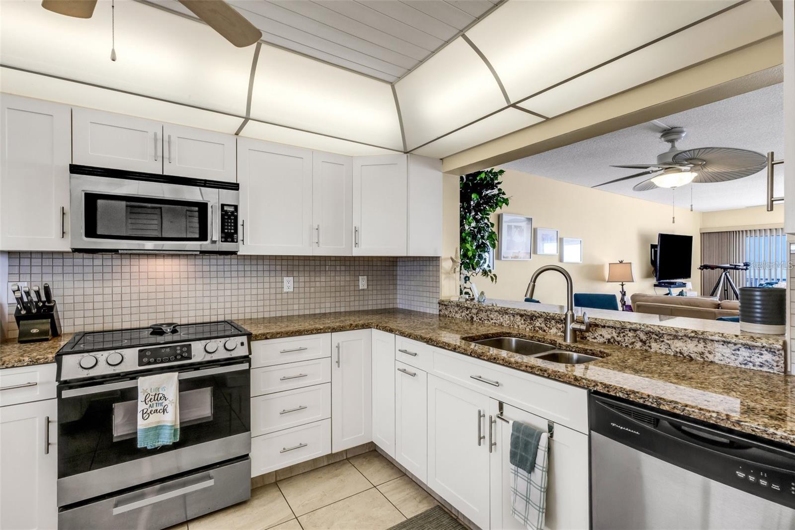 Listing photo id 13 for 15000 Gulf Boulevard 703